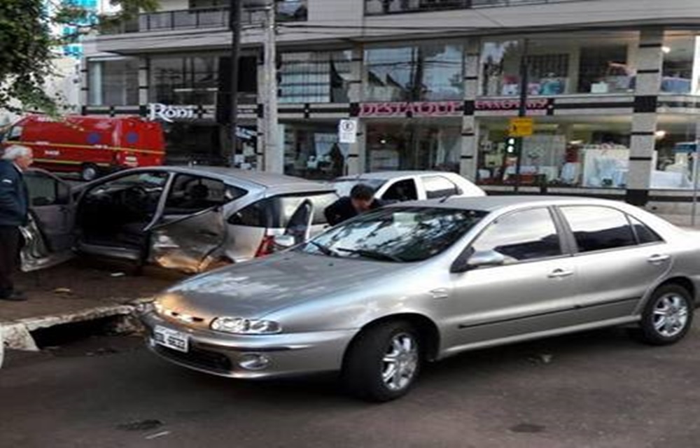Ir para  <p>Um acidente envolvendo dois ve&iacute;culos na esquina das Avenidas Sete de Setembro e S&atilde;o Paulo, em Erechim, por volta das 17:30,&nbsp; deixou uma mulher ferida.</p>

<p>A motorista, que n&atilde;o...